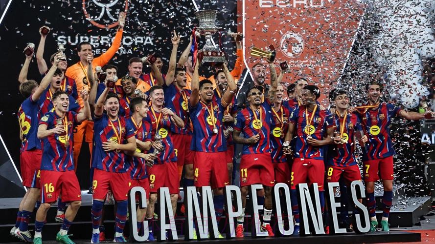 新年首冠！阿劳霍率全队捧起西超杯冠军奖杯